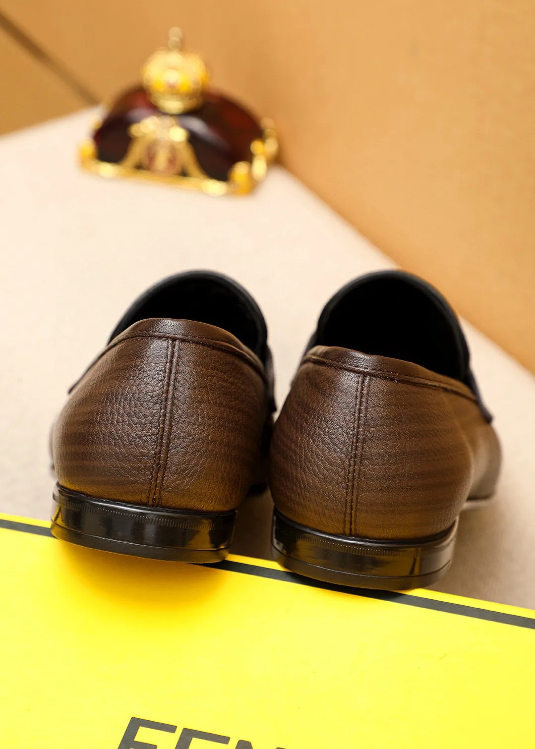 Men's shoes 💰442 💐 Product trademark: FENDI [Fendi] casual leather shoes Regular size: 38-44 (45🉑️customized) Product materials: Selected imported first-layer pebbled cowhide leather upper + luxury hardware buckle, imported cowhide leather lining. Strong three-dimensional visual effect, rubber outsole Color: 1⃣️color optional